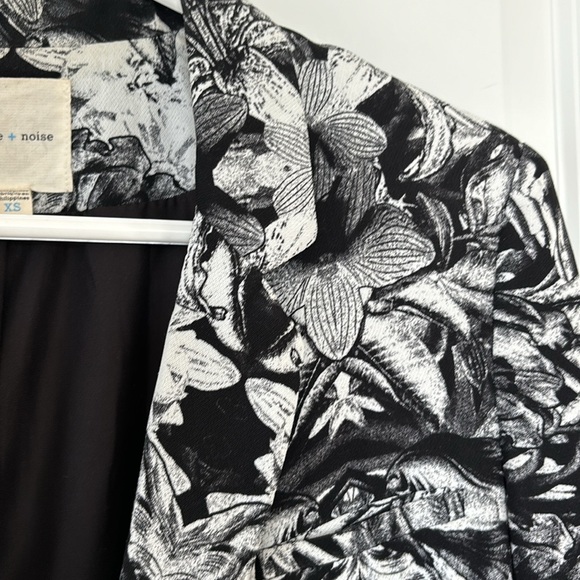 Black and White Floral Print Blazer - Picture 4 of 8
